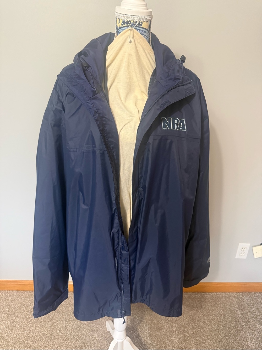 Columbia rain jacket size XXL. Never worn, can be unisex